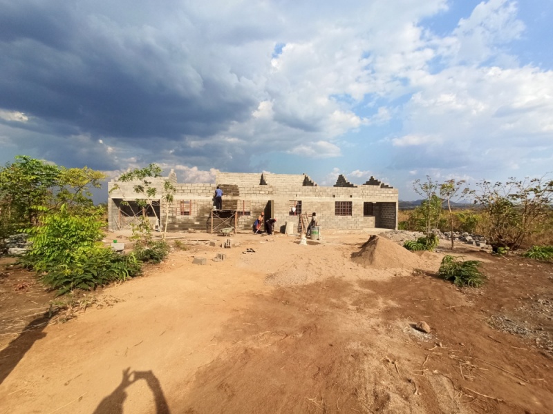 INSTALACIÓN SOLAR FOTOVOLTAICA EN LA NUEVA ESCUELA TIYENDE  EN MGANGA (distrito rural de Dezda)- MALAWI. ÁFRICA