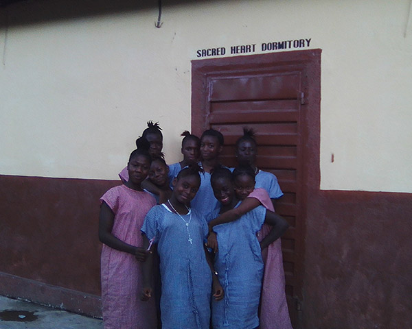 PROVISIÓN DE AGUA PARA LA ESCUELA DE CHICAS DE SECUNDARIA Koidu Girls Secondary School